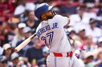 Vladimir Guerrero Jr. sale del juego por rigidez en la espalda Vladimir Guerrero Jr. sale del juego por rigidez en la espalda