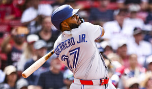 Vladimir Guerrero Jr. sale del juego por rigidez en la espalda