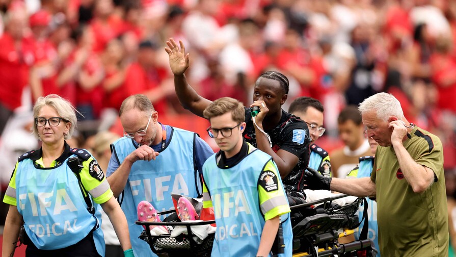 Ismaël Koné sufre grave fractura de tibia y peroné en el Mundial y pasa por el quirófano Ismaël Koné sufre grave fractura de tibia y peroné en el Mundial y pasa por el quirófano