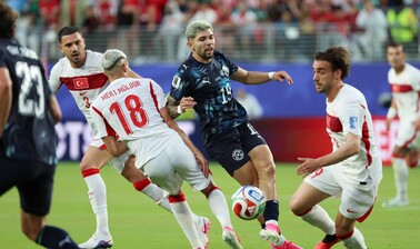 Paraguay gana con 10 por roja a Almir&oacute;n por taparse la boca y elimina a Turqu&iacute;a