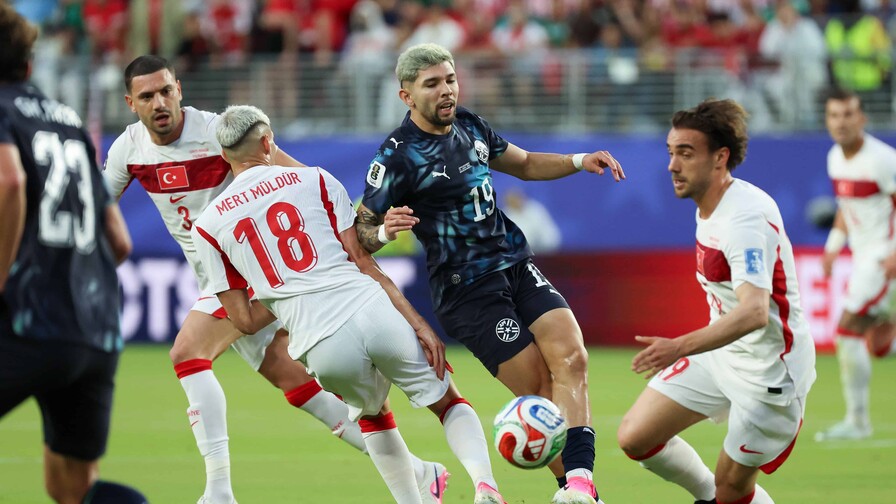 Paraguay gana con 10 por roja a Almirón por taparse la boca y elimina a Turquía