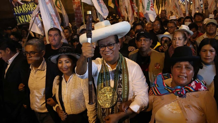 Sánchez y sus seguidores marchan para exigir transparencia en conteo de elección en Perú Sánchez y sus seguidores marchan para exigir transparencia en conteo de elección en Perú