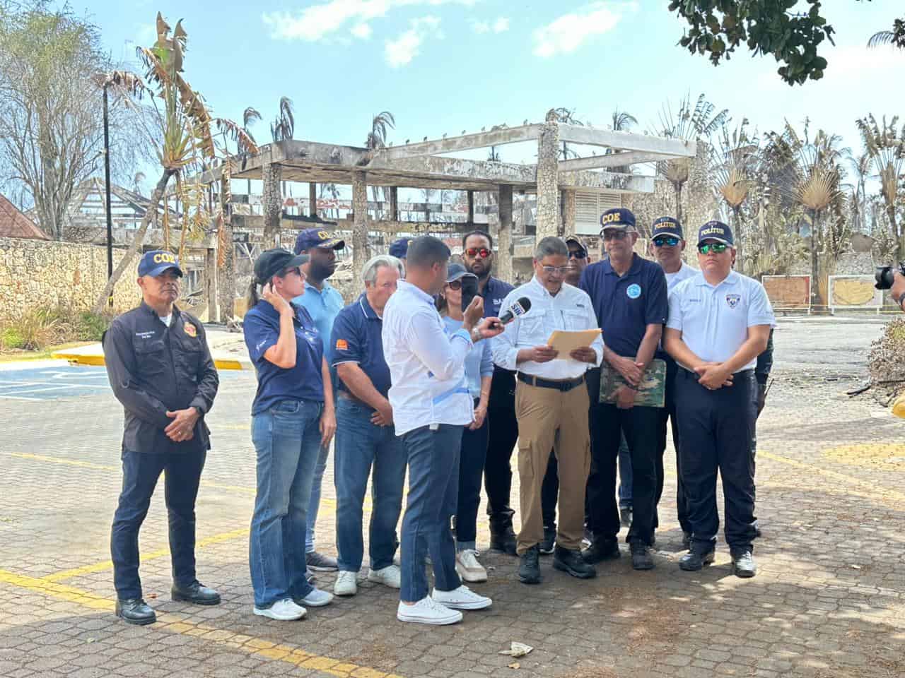Autoridades al momento de anunciar el control del incendio