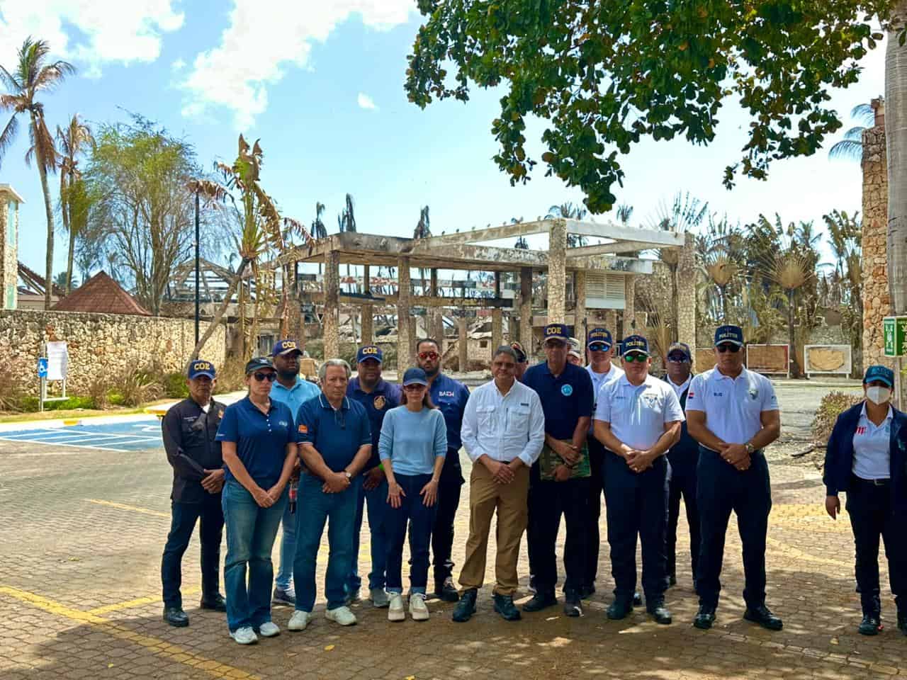 Autoridades al momento de anunciar el control del incendio