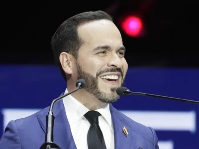 Abelardo de la Espriella acude a las urnas rodeado de simpatizantes