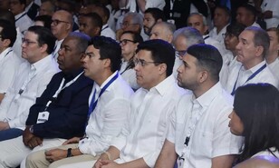 Miembros del Comit&eacute; Nacional del PRM reciben con v&iacute;tores a David Collado en reuni&oacute;n partidaria