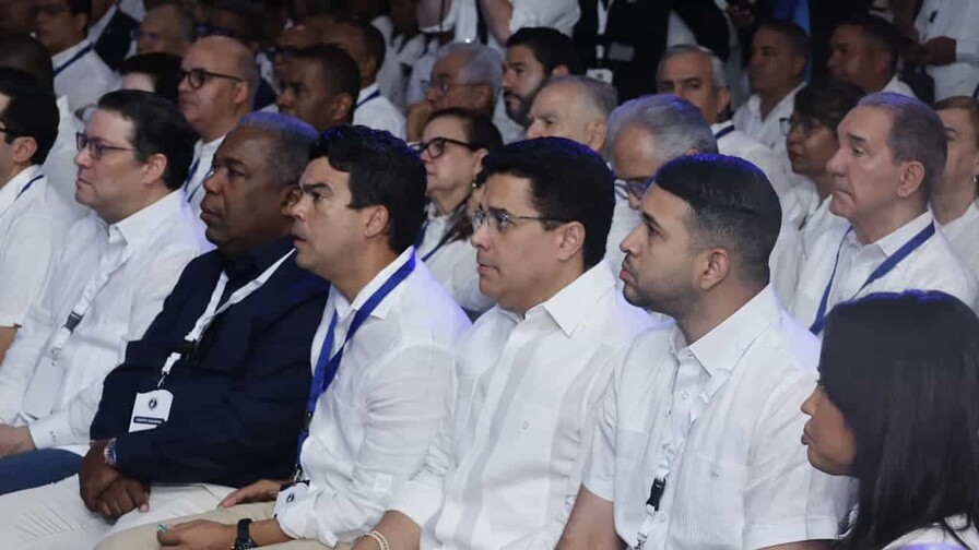Miembros del Comité Nacional del PRM reciben con vítores a David Collado en reunión partidaria Miembros del Comité Nacional del PRM reciben con vítores a David Collado en reunión partidaria