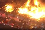 Los Ángeles, en estado de emergencia por incendio en un depósito de alimentos Los Ángeles, en estado de emergencia por incendio en un depósito de alimentos