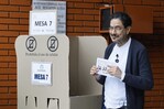El izquierdista Cepeda vota confiado en lograr la remontada en las elecciones en Colombia