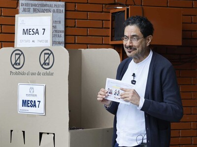 Elecciones en Colombia: Iván Cepeda vota en Bogotá