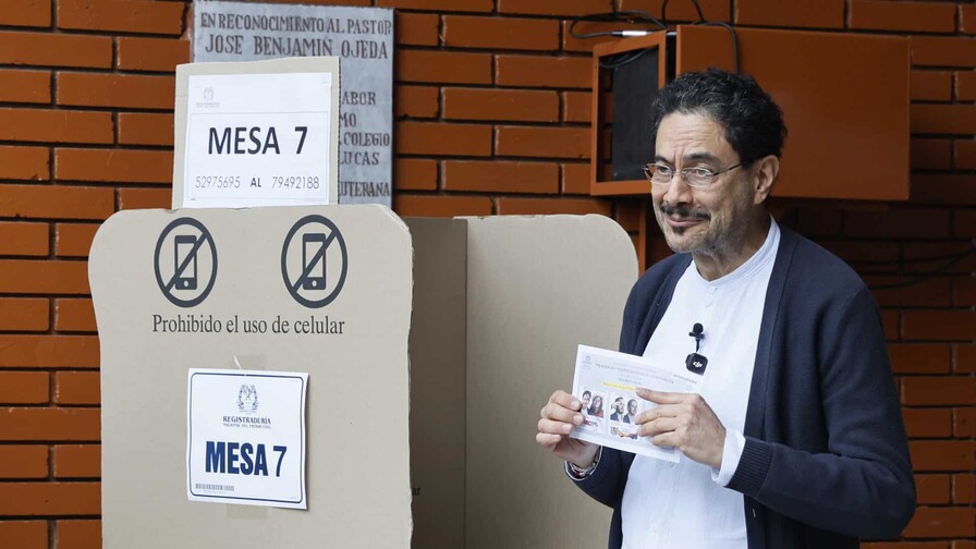 El izquierdista Cepeda vota confiado en lograr la remontada en las elecciones en Colombia