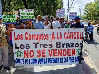 En Los Tres Brazos marchan por títulos de viviendas y cese de apagones