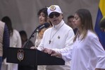 Petro vota por última vez como presidente y garantiza la transferencia del poder Petro vota por última vez como presidente y garantiza la transferencia del poder