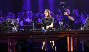 La reina del tecno pone a bailar a la Plaza de España de Sevilla para saludar al verano