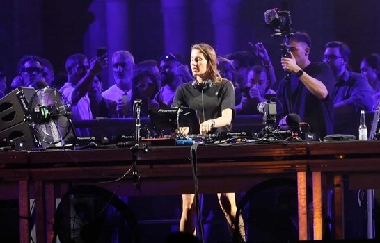 La reina del tecno pone a bailar a la Plaza de Espa&ntilde;a de Sevilla para saludar al verano