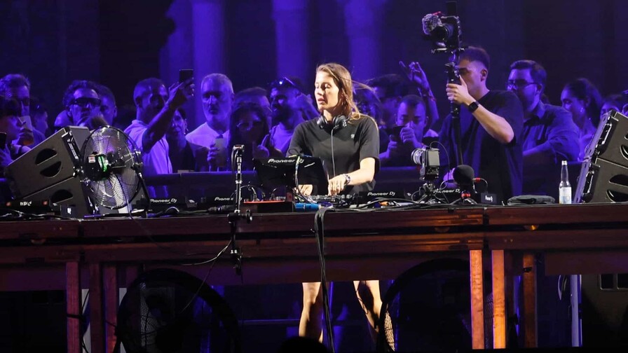 La reina del tecno pone a bailar a la Plaza de España de Sevilla para saludar al verano
