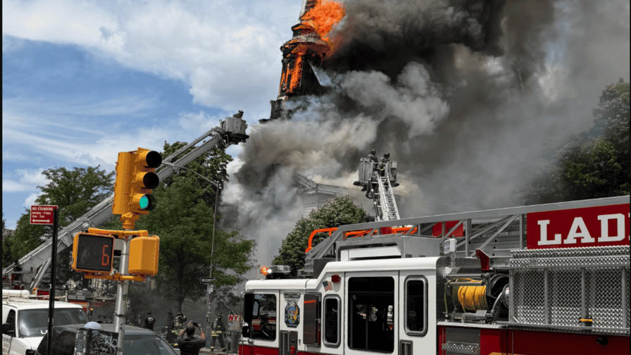 Incendio destruye histórica iglesia de Brooklyn y obliga a planificar su demolición Incendio destruye histórica iglesia de Brooklyn y obliga a planificar su demolición