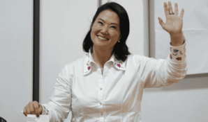 Keiko Fujimori celebra ventaja electoral con simpatizantes mientras el conteo contin&uacute;a