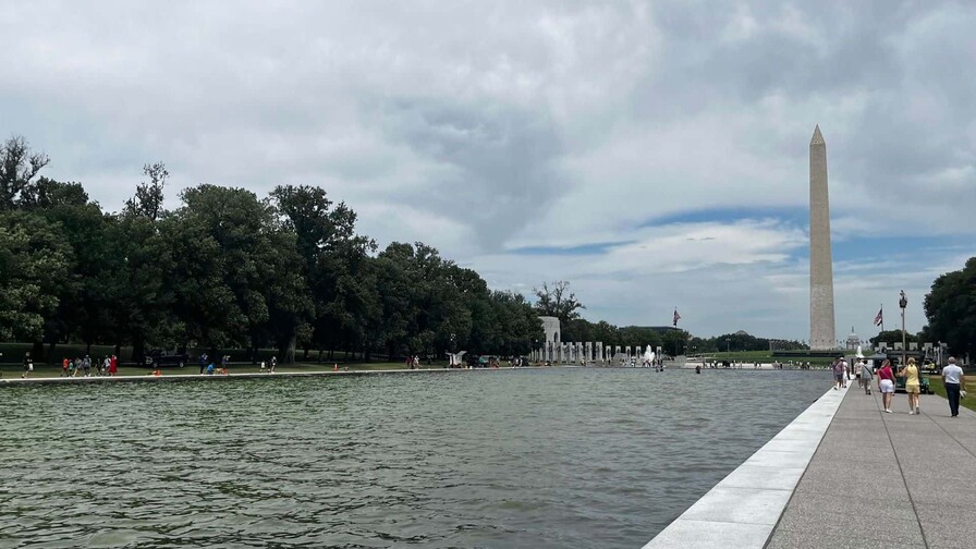 Trump denuncia vandalismo en estanque reflectante mientras operarios intentan salvarlo