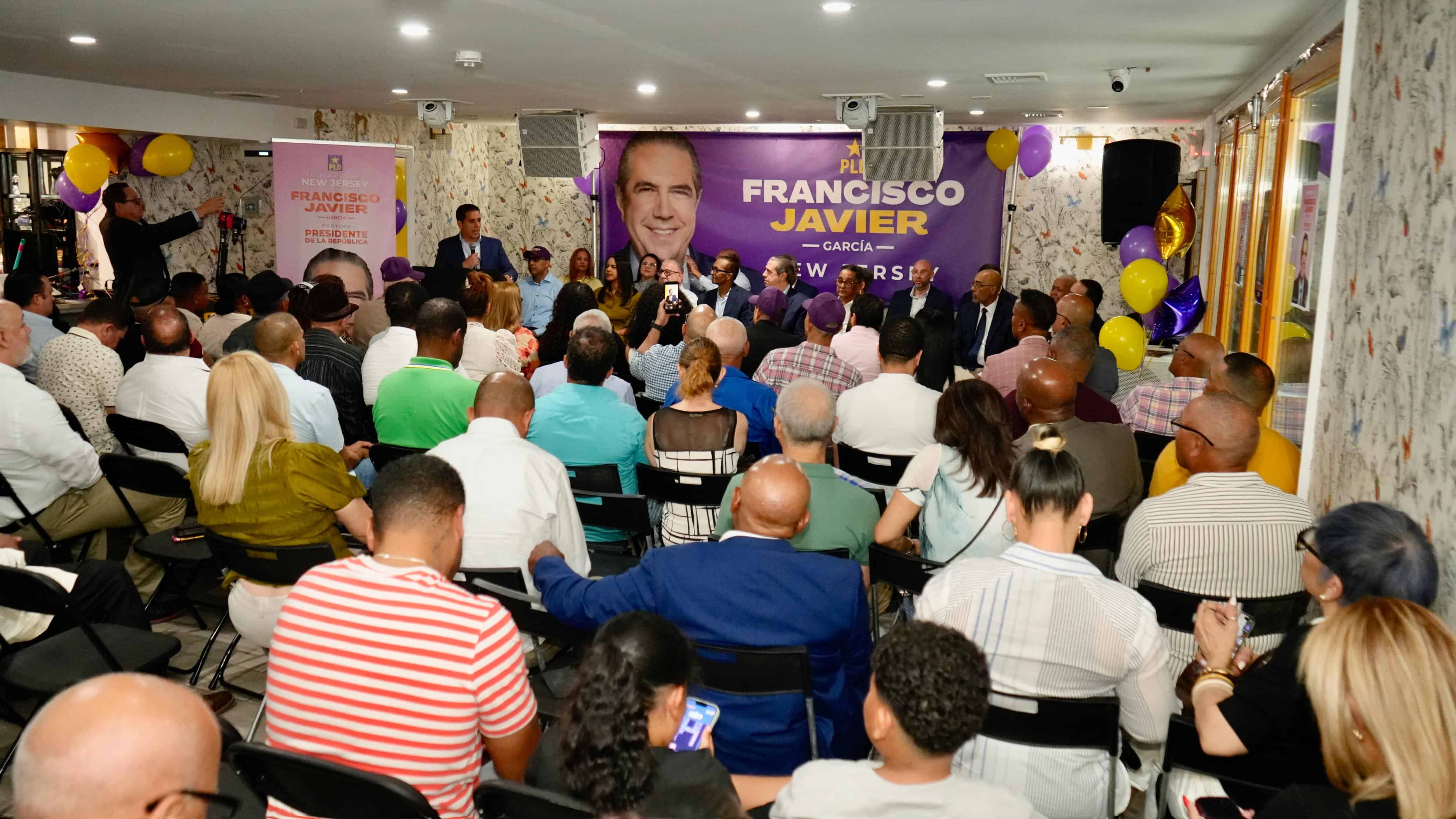 Francisco Javier García durante la juramentación de los equipos de trabajo que respaldan sus aspiraciones presidenciales en Pensilvania y Nueva Jersey.