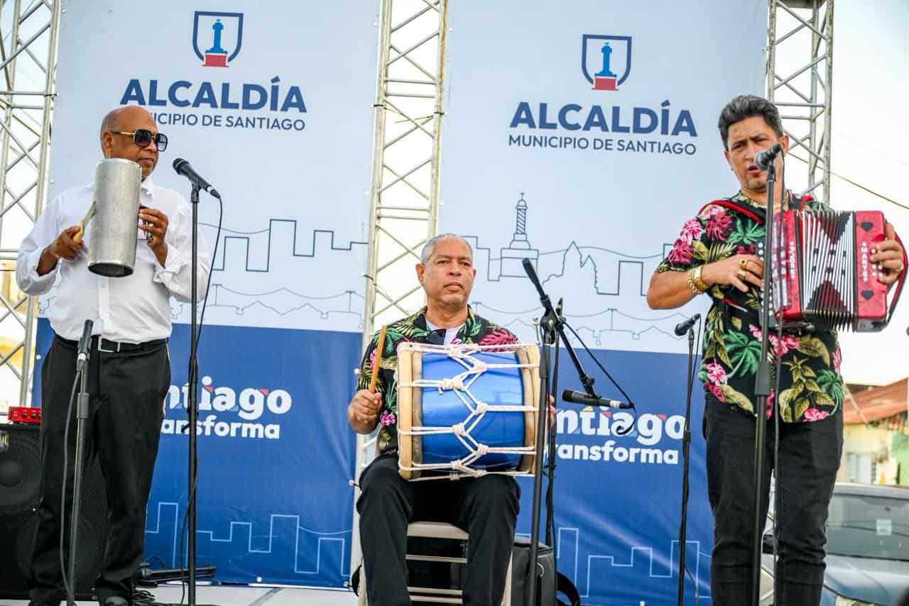Un grupo t&iacute;pico durante el lanzamiento del programa&nbsp;Cultura Territorial, Barrios y Comunidades, de la alcald&iacute;a de Santiago de los Caballeros.
