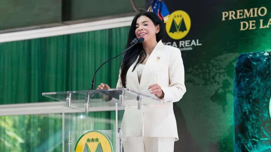 Yeni Berenice Reynoso propone contrato social por una sociedad más justa
