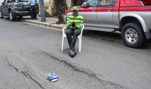 Hundimiento en calle Leonor de Ovando causa da&ntilde;os a veh&iacute;culos