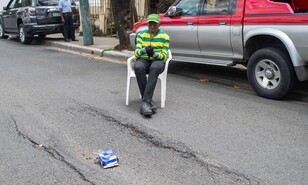 Hundimiento en calle Leonor de Ovando causa da&ntilde;os a veh&iacute;culos