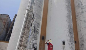 Rescatan a tres hombres atrapados a 35 metros de altura en antigua estructura de Inespre en La Vega