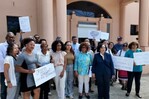 Entregan m&aacute;s de mil firmas al Gobierno para pedir eliminaci&oacute;n de protocolo migratorio en hospitales