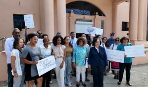 Entregan m&aacute;s de mil firmas al Gobierno para pedir eliminaci&oacute;n de protocolo migratorio en hospitales