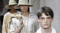 La luz del Mediterr&aacute;neo inspira la propuesta de Giorgio Armani en la pasarela de Mil&aacute;n