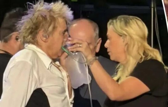 Rod Stewart recibe asistencia con ox&iacute;geno durante un concierto y termina el show sentado
