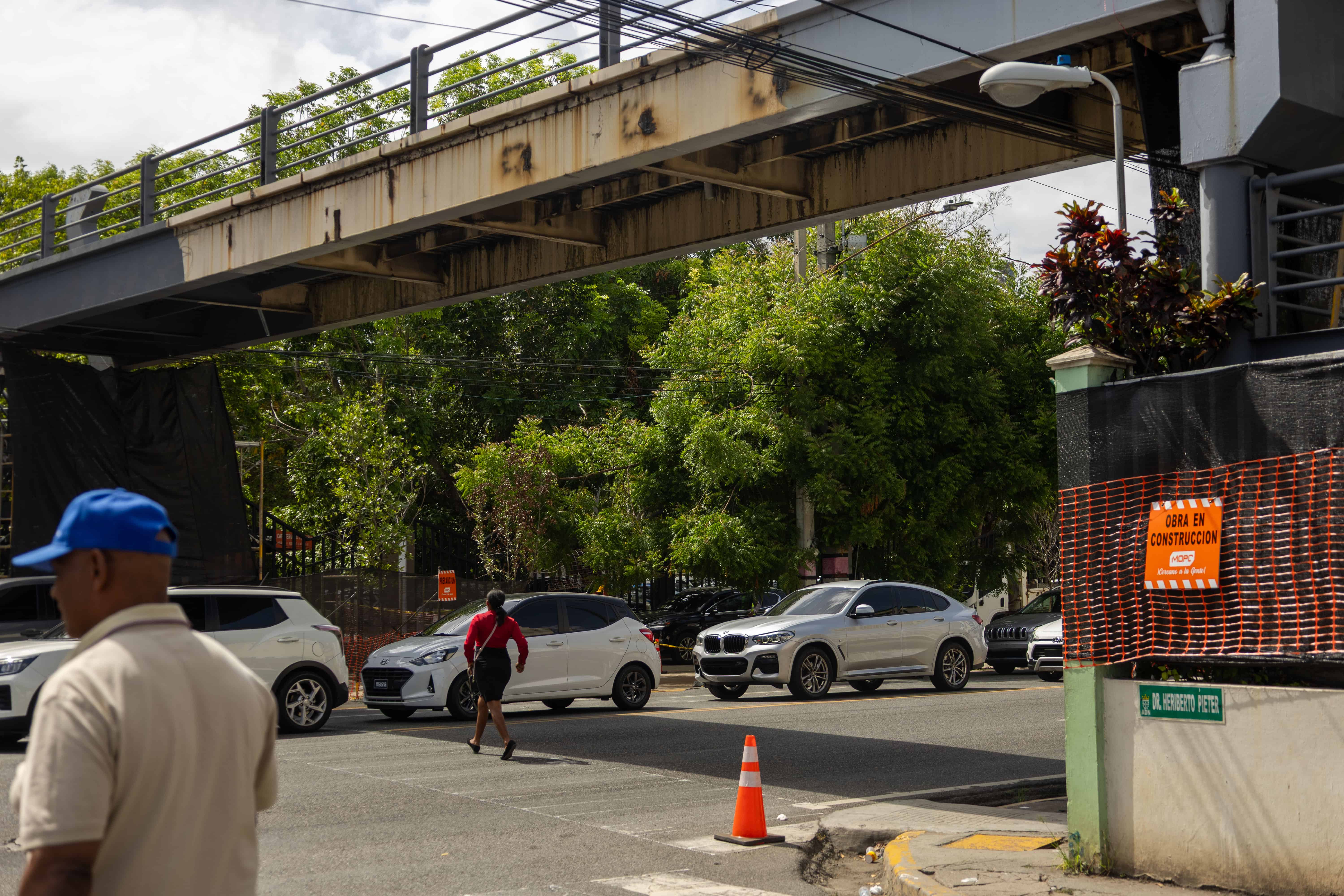 El tránsito peatonal por el lugar es elevado debido a la cantidad de gente que va al hospital.