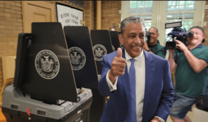 Adriano Espaillat vota en Washington Heights y llama a participar en las primarias dem&oacute;cratas