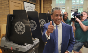 Adriano Espaillat vota en Washington Heights y llama a participar en las primarias dem&oacute;cratas