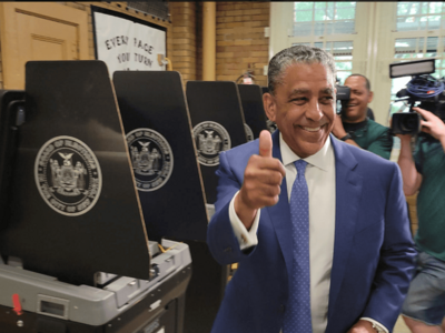 Adriano Espaillat vota en primarias demócratas Nueva York