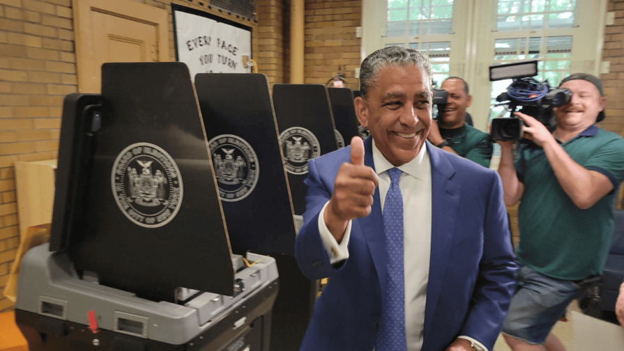 Adriano Espaillat vota en Washington Heights y llama a participar en las primarias demócratas