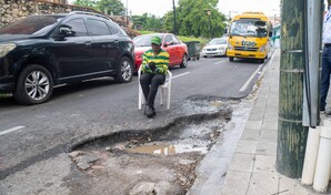Hoyo detr&aacute;s de las Ruinas de San Francisco dificulta el tr&aacute;nsito vehicular
