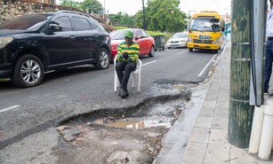 Hoyo detr&aacute;s de las Ruinas de San Francisco dificulta el tr&aacute;nsito vehicular