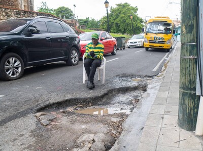 Conductores denuncian peligroso hoyo cerca de la calle Hostos