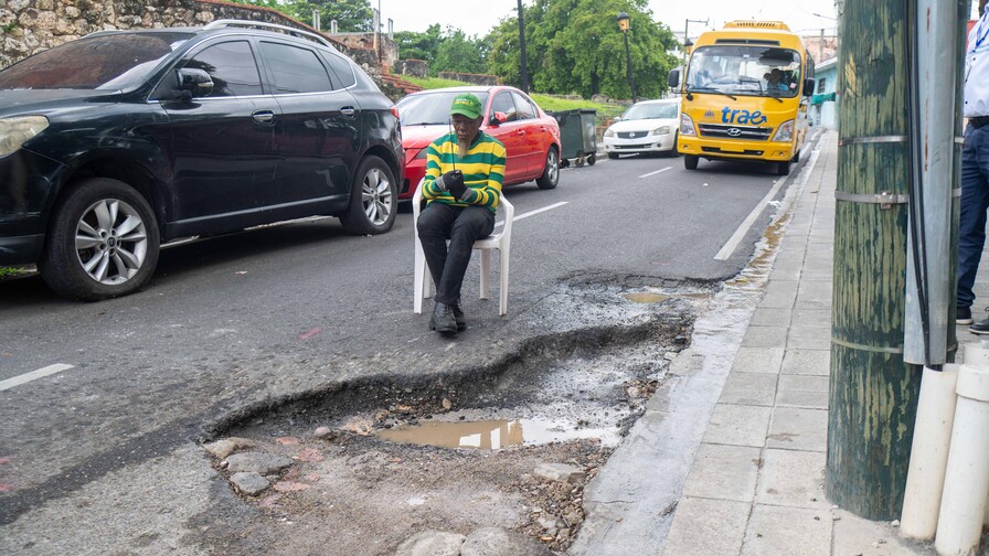 Hoyo detrás de las Ruinas de San Francisco dificulta el tránsito vehicular Hoyo detrás de las Ruinas de San Francisco dificulta el tránsito vehicular