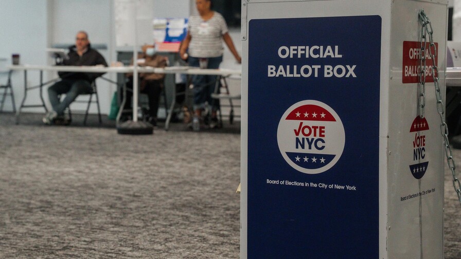 Nueva York vota en unas primarias clave para medir la fuerza del ala socialista de Mamdani