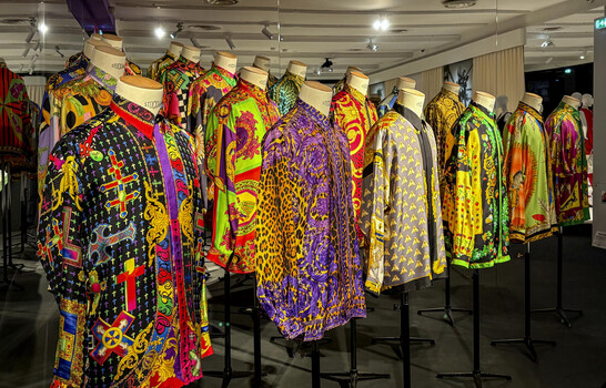 De camisas estampadas de Versace a pipas de Lancel, la moda masculina se expone en Par&iacute;s