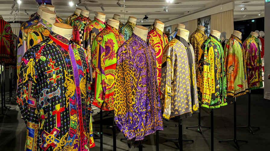 De camisas estampadas de Versace a pipas de Lancel, la moda masculina se expone en Par&iacute;s