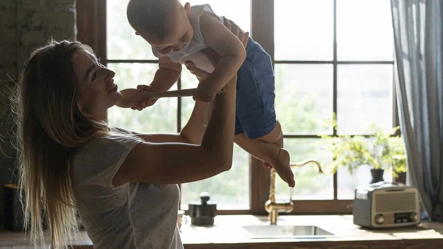 El 40 % de las madres españolas tiene que dejar de trabajar para dedicarse a la crianza El 40 % de las madres españolas tiene que dejar de trabajar para dedicarse a la crianza