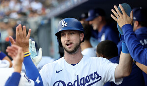 Kyle Tucker abandona el juego de los Dodgers por espasmos en la espalda baja