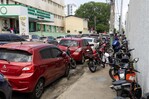 Motoristas ignoran letrero de no estacionar y convierten acera de calle de Naco en un parqueo