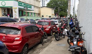 Motoristas ignoran letrero de no estacionar y convierten acera de calle de Naco en un parqueo