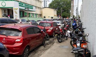 Motoristas ignoran letrero de no estacionar y convierten acera de calle de Naco en un parqueo